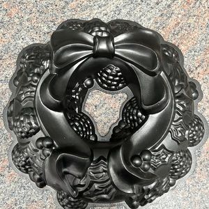 Williams-Sonoma WREATH Bundt Pan